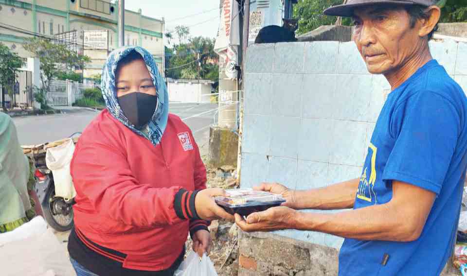 Pengurus PSI Jambi saat bagikan paket makanan ke warga