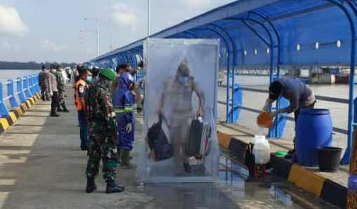 Penumpang kapal saat tiba menjalani pemeriksaan di Pelabuhan Roro