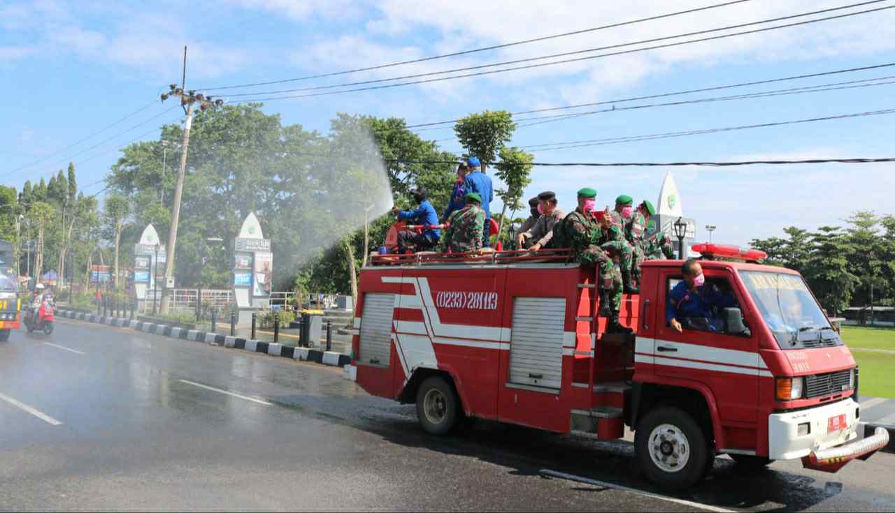 Penyemprotan disinfektan di Majalengka