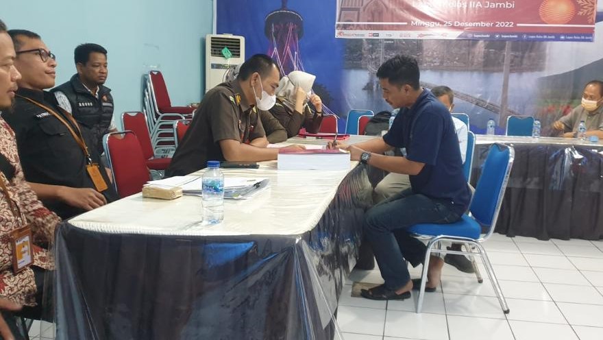 Penyerahan berkas Andi Veryanto oleh PPNS Ditejen Kanwil Sumbaja di Lapas IIA Jambi, Selasa (27/12)