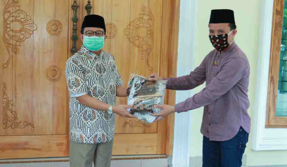 Gubernur Jambi saat serahkan bantuan secara simbolis ke Kepala Pasar Angso Duo