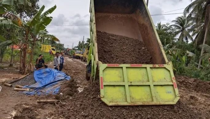 Perbaikan jalan di Muara Sabak