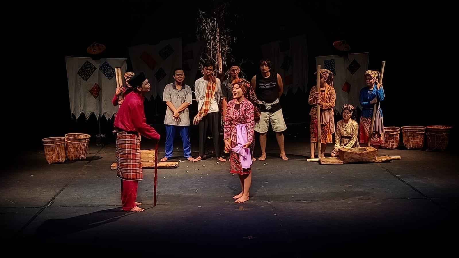 Pergelaran Teater Tonggak di penutup Temu Teater Jambi 2022 di gedung Taeter Arena, Kamis (24/11)