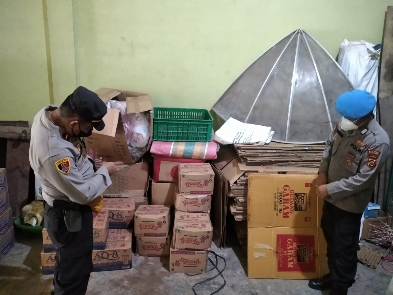 Anggota Polsek Sungai Gelam saat sidak minyak goreng