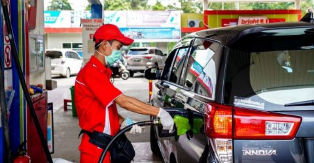 Petugas SPBU mengisi BBM