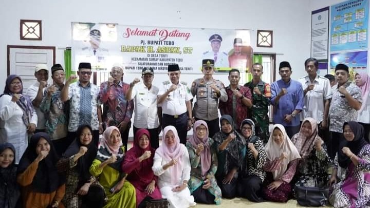 Pj Bupati Tebo Aspan foto bersama dengan warga Teriti, Kecamatan Sumay