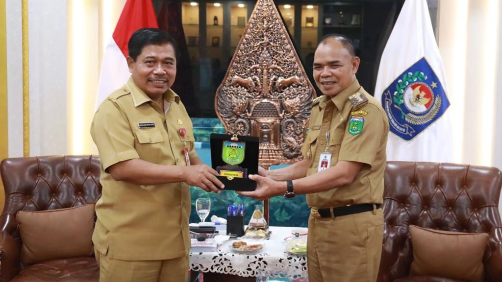 Pj Bupati Tebo Aspan bersama Sekjen Kemendagri Suhajar Diantoro di ruang kerja Sekjen Mendagri