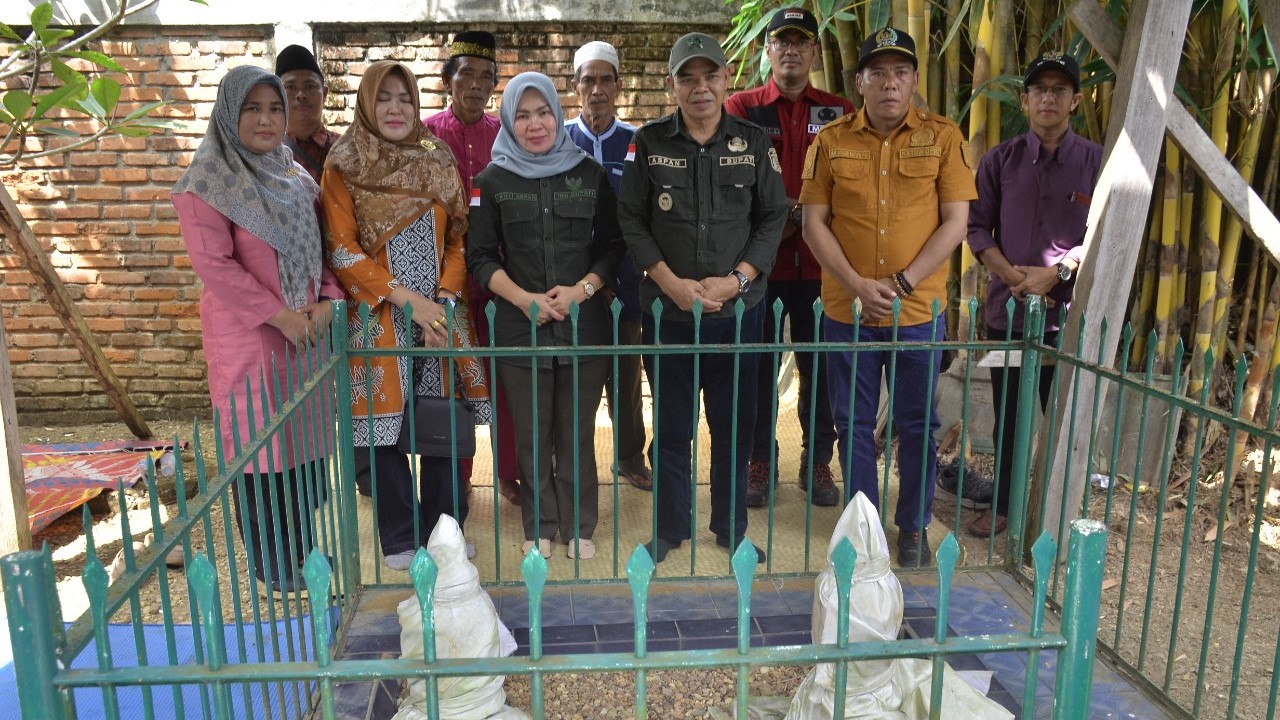 Pj Bupati Tebo Aspan bersama Mazlan meninjau makam Sultan Thaha di Desa Olak Kemang, Tebo