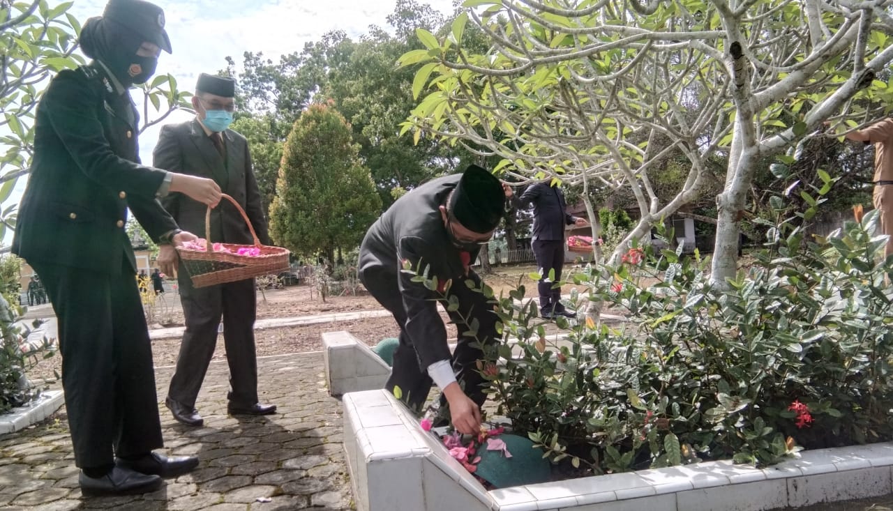 Pjs Gubernur Jambi saat meletakan karangan bunga di Tugu Makam Pahlawan Merangin