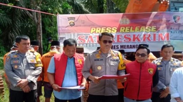 Kapolres Merangin saat press realese penangkapan 13 pelaku peti di Desa Lantak Seribu Trans A3