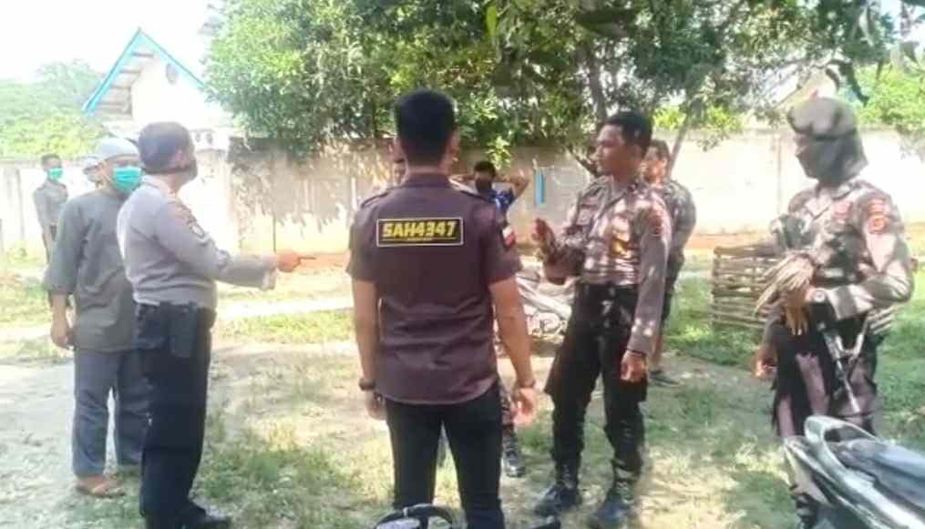 Polres Saroalngun saat bubarkan judi sabung ayam