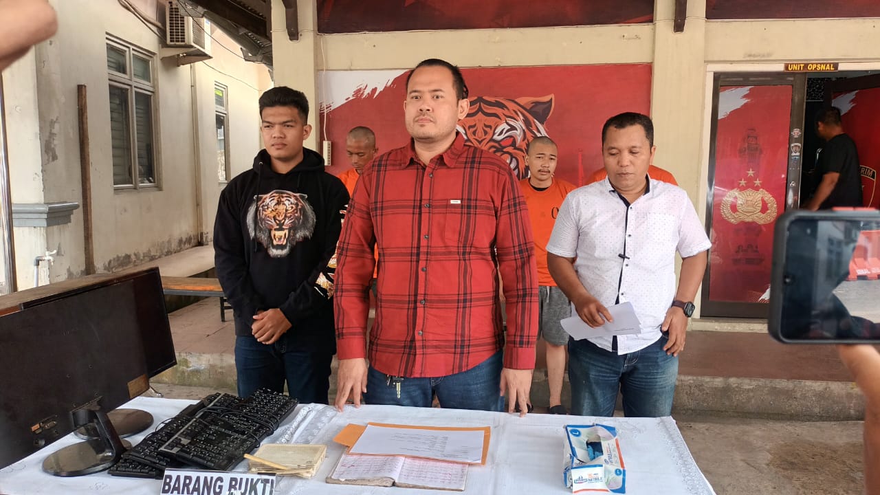Kasat Reskrim Polresta Jambi saat ungkap kasus penangkapan pelaku judi online