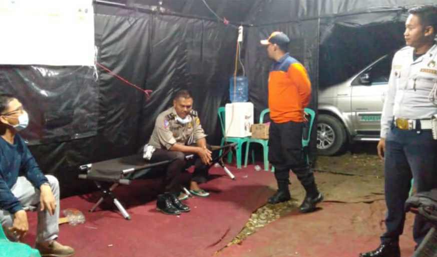 Petugas saat berjaga di Posko Steril Kendaraan Covid-19 Merangin