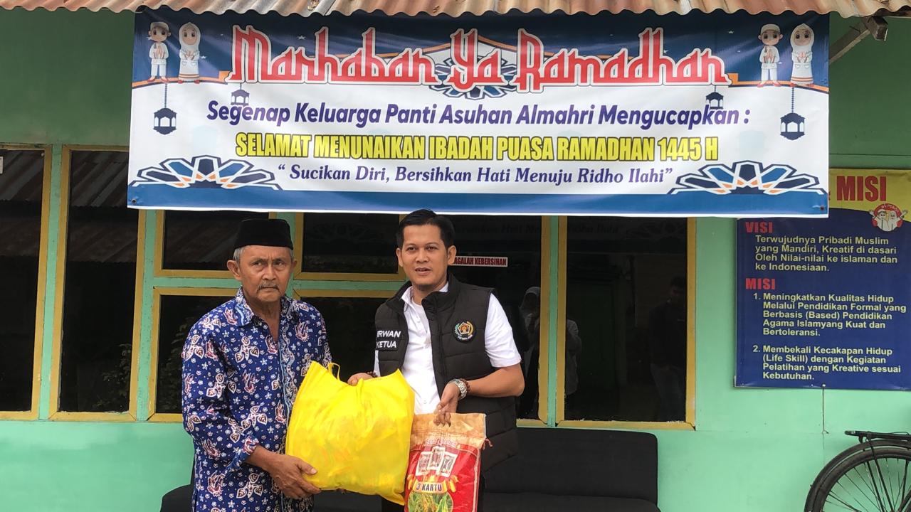 PWI Kota Jambi berbagi kepada anak panti asuhan dan yayasan anak yatim, Minggu (7/4)