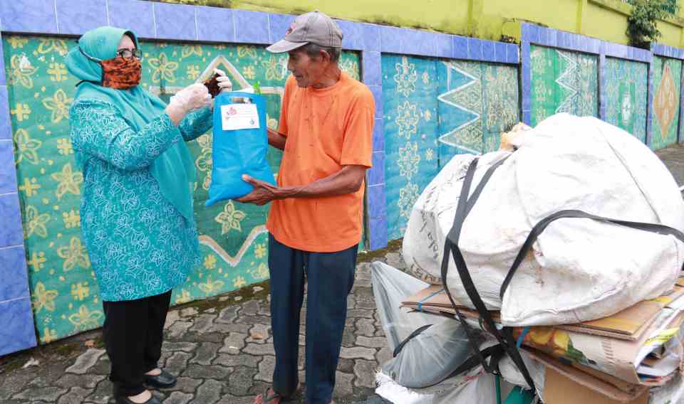 Rahima Fachrori saat memberikan bantuan kepada warga