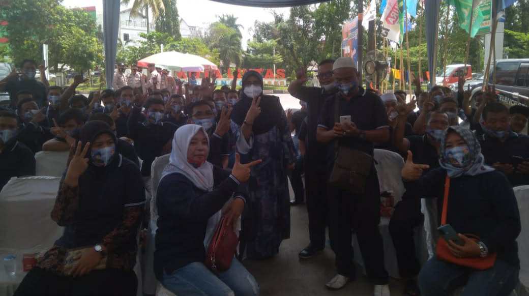 Rahimah dan Relawan Tim Dusun Berkah Fachrori-Syafril