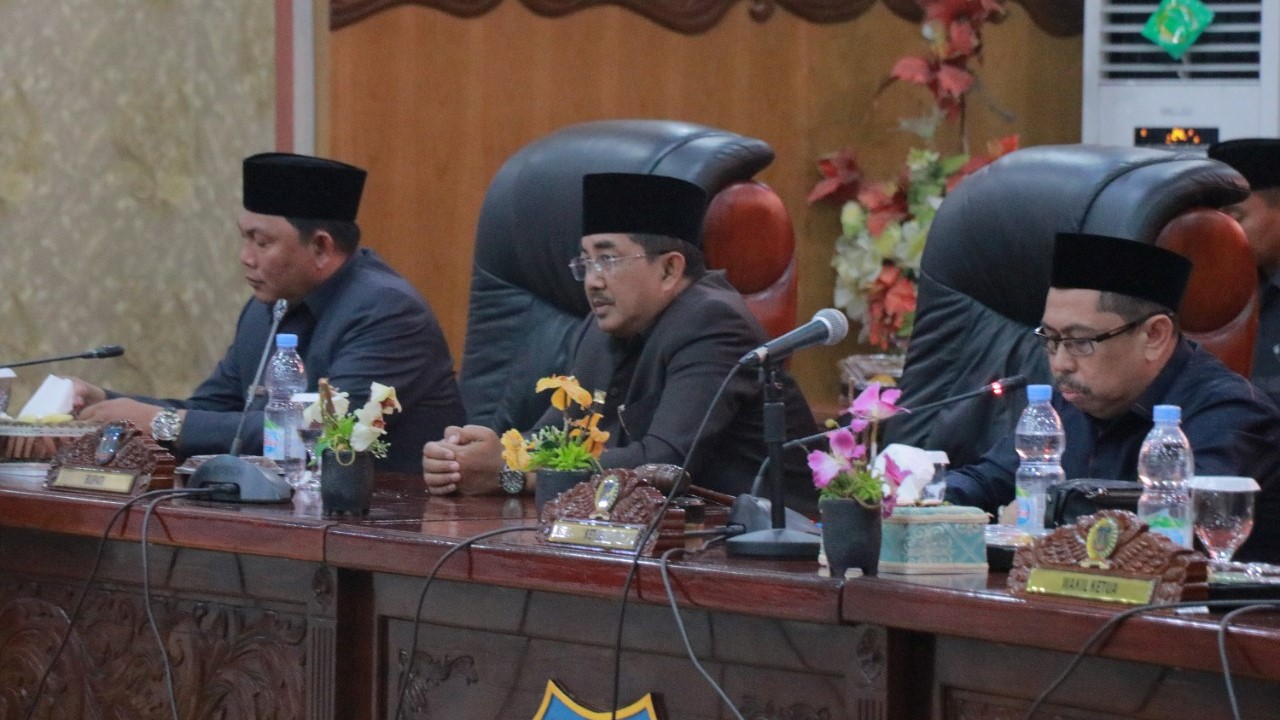 Anwar Sadat dan Hairan saat hadiri paripurna keempat Ranperda perubahan APBD tahun 2022