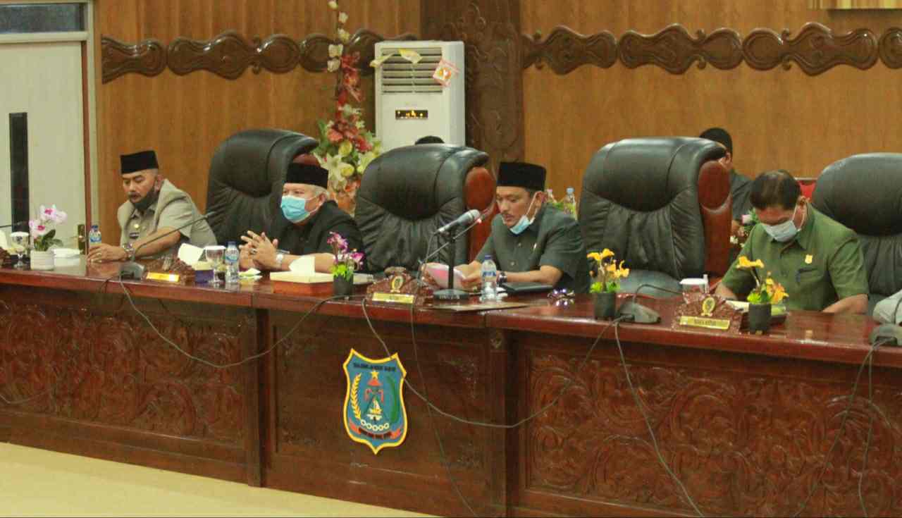 Bupati Safrial saat hadiri rapat paripurna di DPRD Tanjab Barat