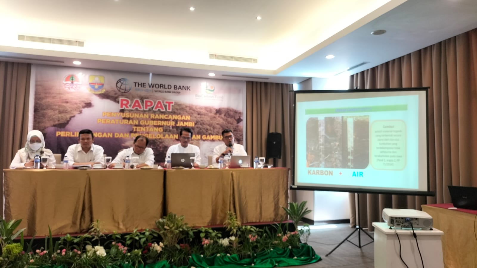 Rapat penyusunan Ranpergub perlindungan dan pengelolaan lahan gambut di Aston Hotel, Rabu (14/12)