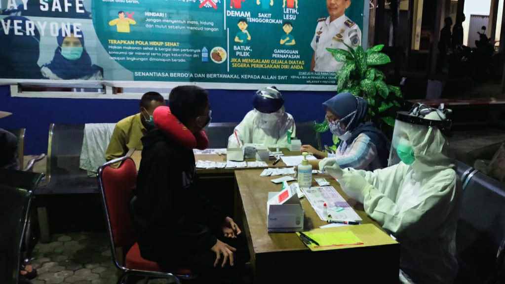 Petugas medis saat malakukan pengecekan kesehatan santri Gontor