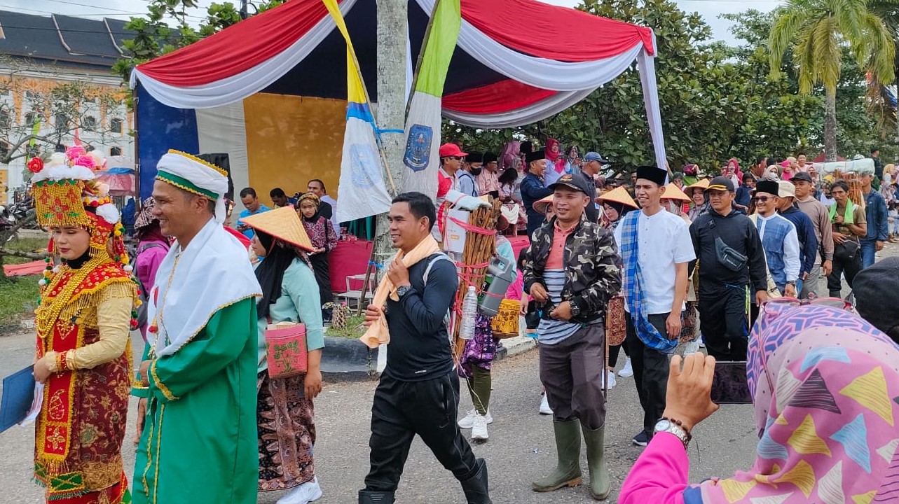 Ribuan warga ikuti pawai budaya meriahkan HUT ke-73 Merangin, Selasa (20/12)