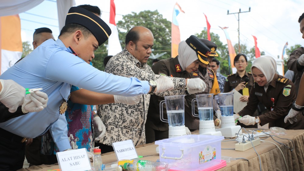 Wabup Robby hadiri pemusnahan barang bukti kejahatan