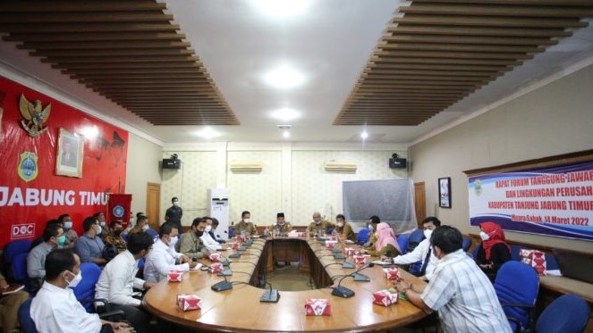 Wabup Robby saat pimpin rapat Forum Tanggung Jawab Sosial dan Lingkungan Perusahaan