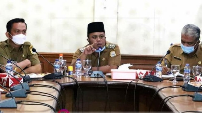 Wabup Robby saat pimpin rapat Forum Tanggung Jawab Sosial dan Lingkungan Perusahaan