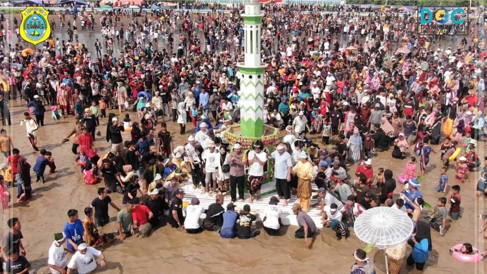 Wabup Robby ikuti ritual Mandi Safar Pantai Babussalam