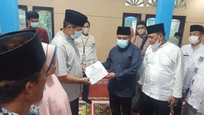 Wabup Robby saat serahkan bantuan untuk Masjid Nurul Iman