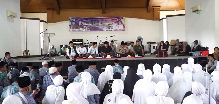 Bupati Romi saat lepas calon jamaah haji Tanjab Timur