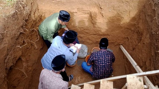 Bupati Romi saat peletakkan batu pertama pembangunan Masjid Nahdatul Tulap