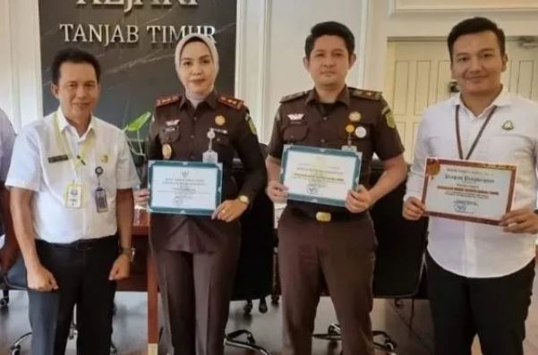 Bupati Romi beri penghargaan kepada Kejari Tanjab Timur, Rabu (8/3)