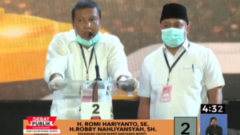 Romi  Hariyanto-Robby Nahliansyah saat debat publik Pilbup Tanjab Timur