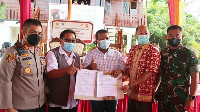 Bupati Romi saat terima program Tanggung Jawab Sosial tahun 2021 dari SKK Migas-PetroChina
