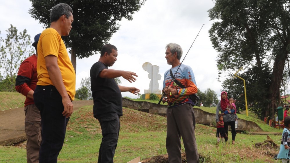 HUT ke 23 Tanjab Timur, warga buru 20 ribuan ikan Pemda