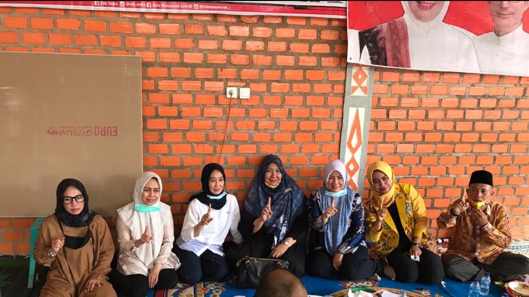 Rosita Endra saat silaturahmi dengan warga Pemayung