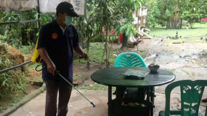 Penyemprotan disinfektan di lingkungan RT 41 Simpang III Sipin