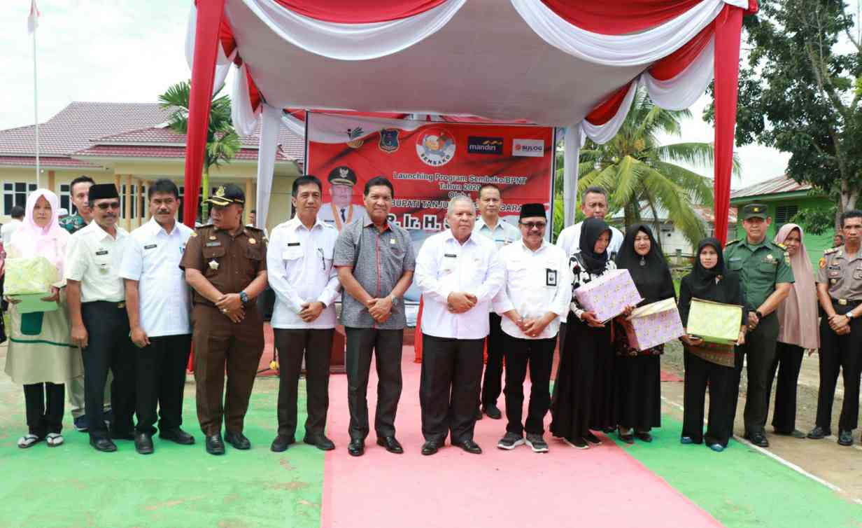 Bupati Safrial foto bersama usai launching Bansos BPNT