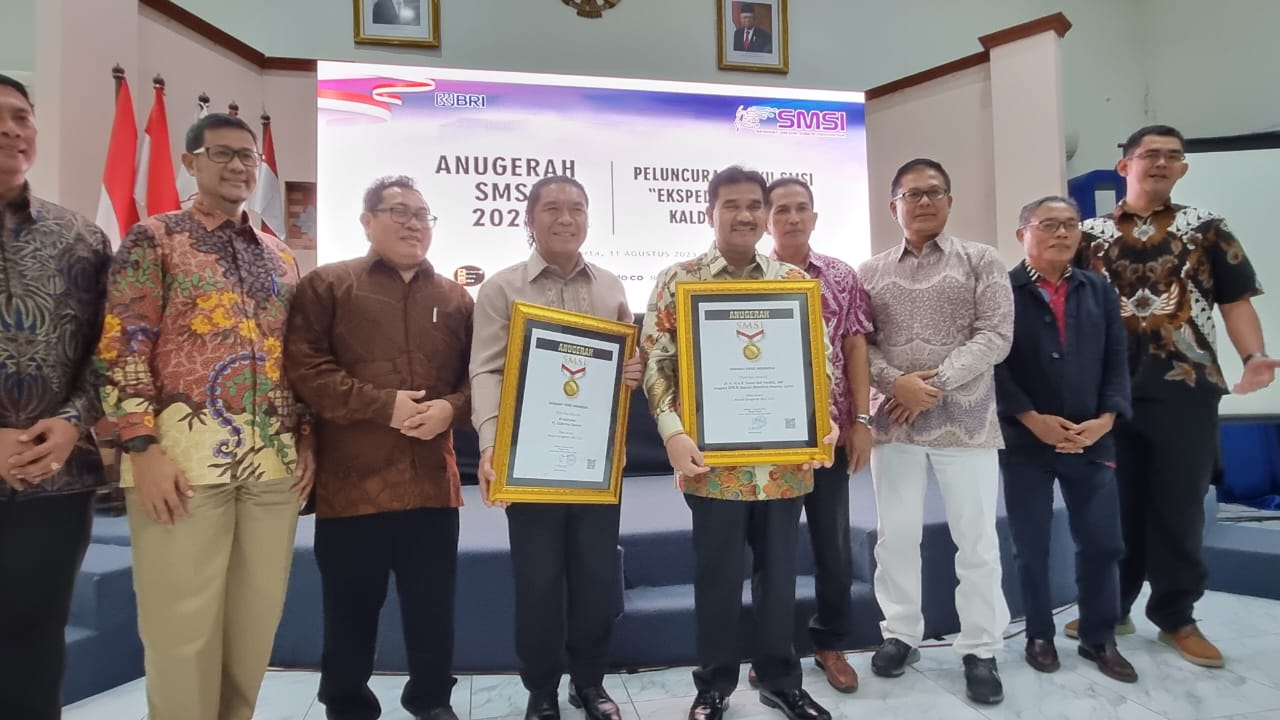 SAH terima penghargaan Sahabat Pers Indonesia dari SMSI Pusat, Jumat (11/8) malam