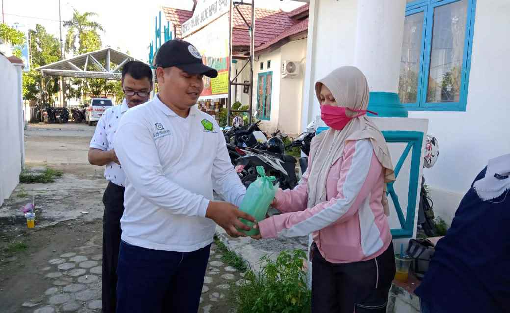 Pengurus Saka Bhakti Husada Tanjab Barat saat bagikan disinfektan