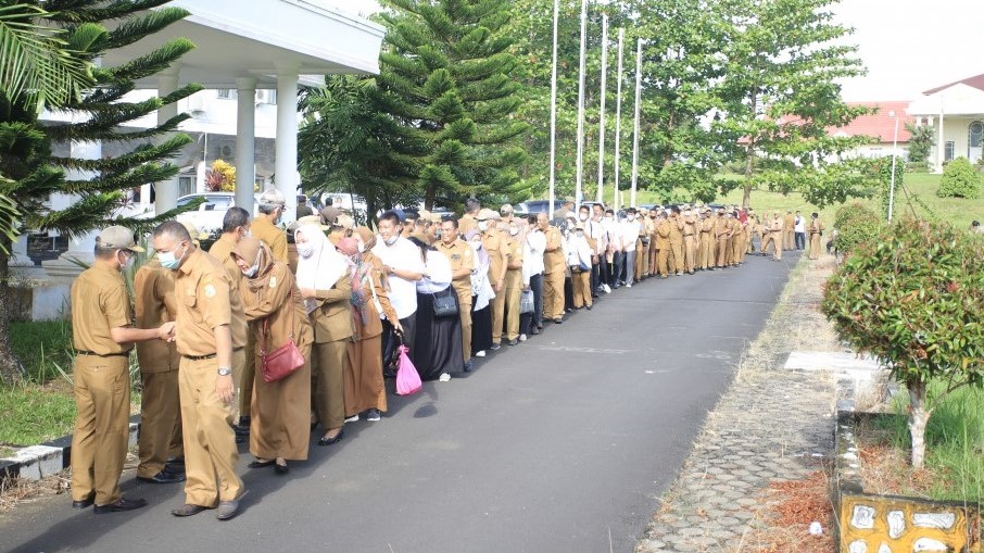 Salam-salaman saling memaafkan usai apel disiplin