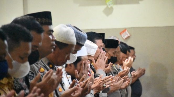 Pelaksanaan Salat Gaib dan doa bersama Polda Jambi untuk korban gempa Cianjur di Masjid Al-Ikhlas