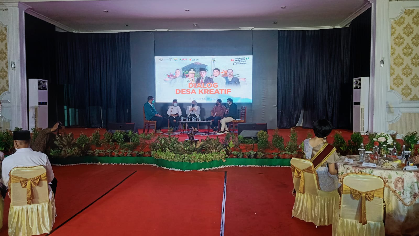 Mneteri Sandiaga Uno dan Al Haris saat dialog desa kreatif