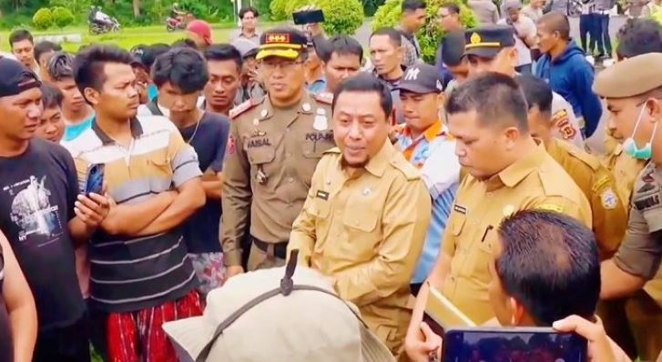 Sekda Saprils saat temui pendemo, Selasa (31/1)