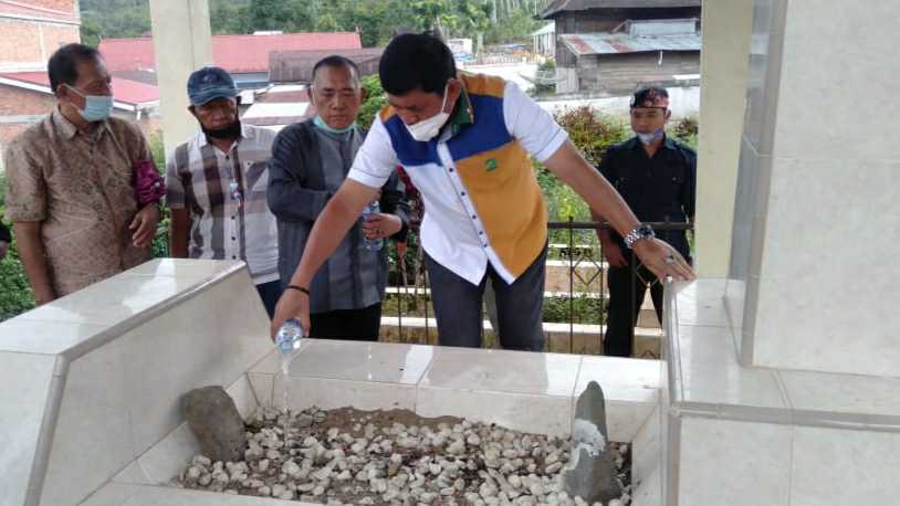Sayfril Nursal saat ziarah ke Makam Depati Parbo