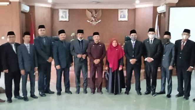 Sekda Tanjab Timur saat melantik pejabat