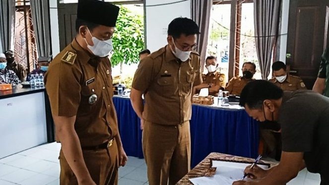 Sekda Sapril hadiri sertijab Camat Muara Sabak Barat
