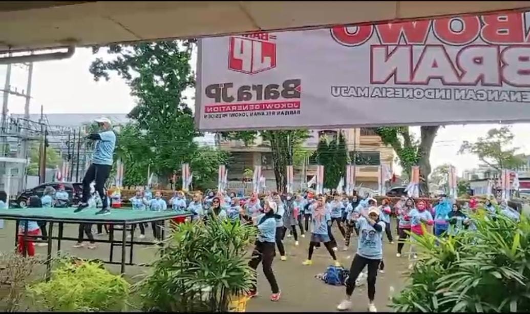 Senam Gemoy yang dilaksanakan BaraJP di halaman Kantor TKD Prabowo-Gibran Kota Jambi, Minggu (4/2)
