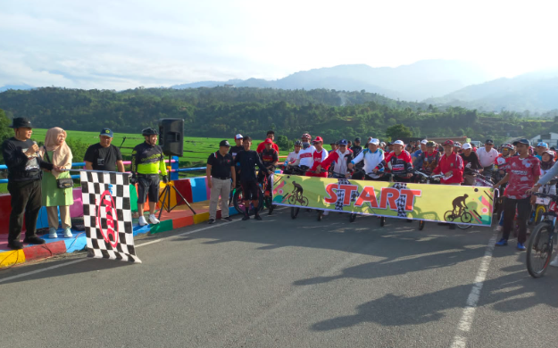 Meriahkan HUT RI 78 Bupati Adirozal ikuti sepeda santai bersama ribuan ASN dan masyarakat Kerinci